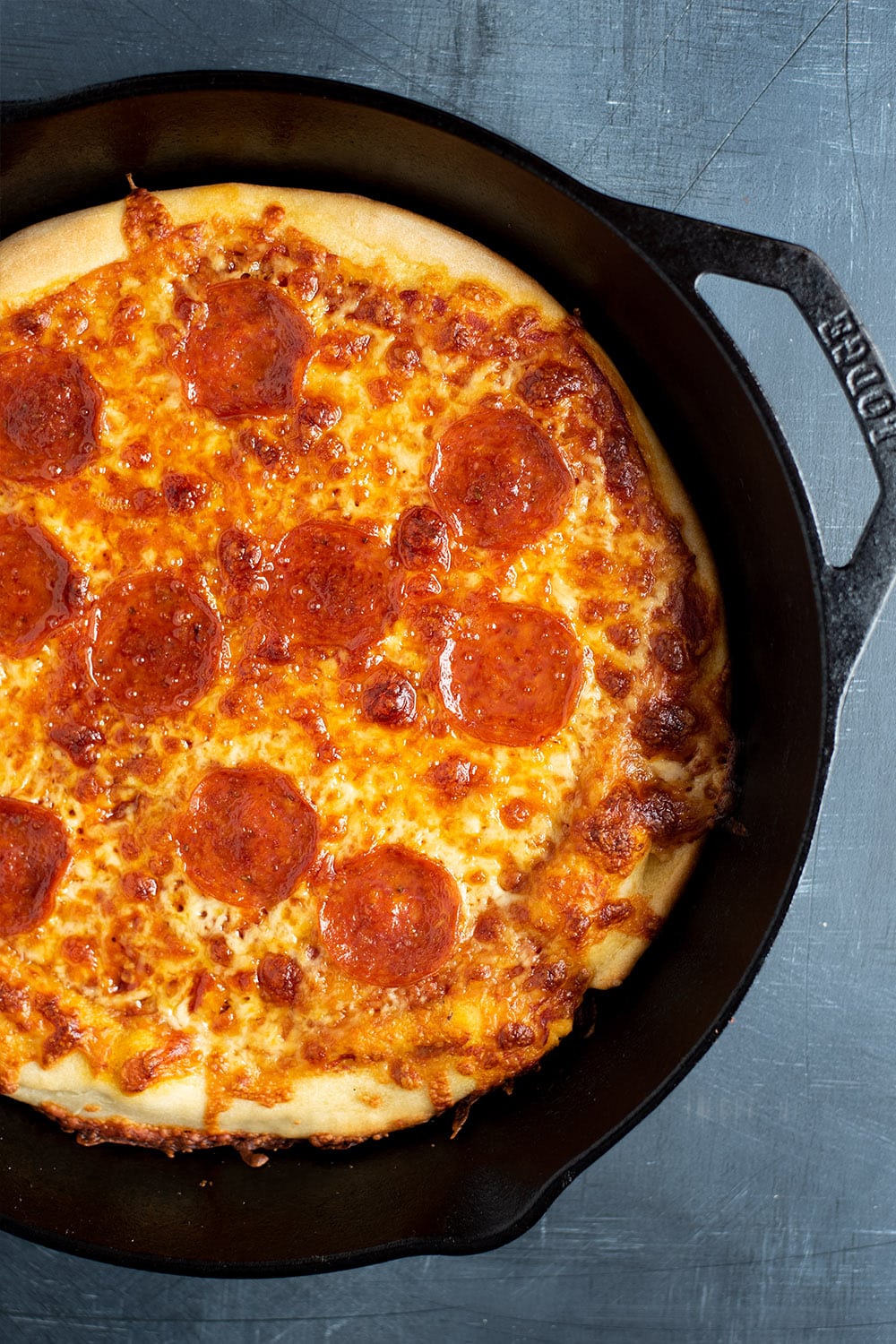 How to Make Cast Iron Skillet Pizza - Kitchen Swagger