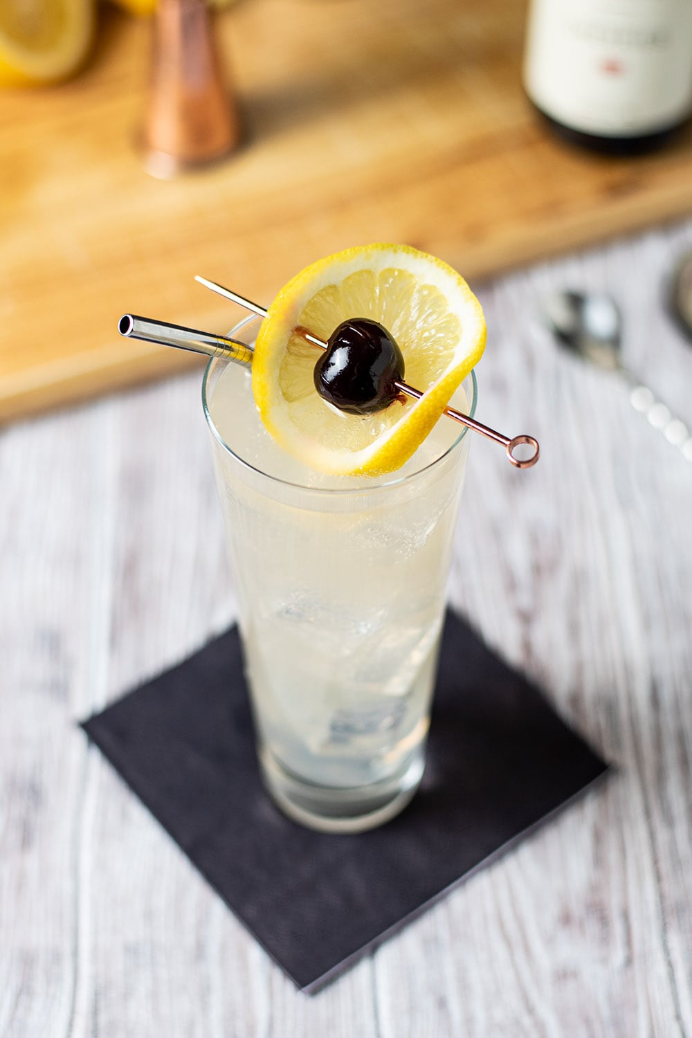 https://kitchenswagger.com/wp-content/uploads/2021/03/tom-collins-cocktail.jpg